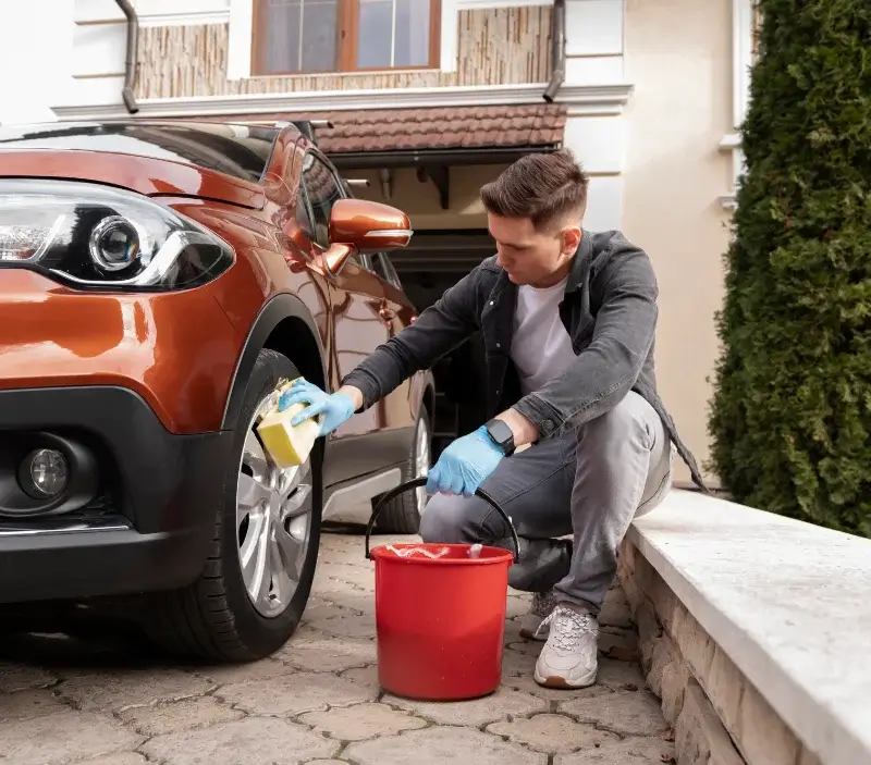 Lavage auto à domicile Le Tremblay-sur-Mauldre : professionnel intervenant sur un véhicule